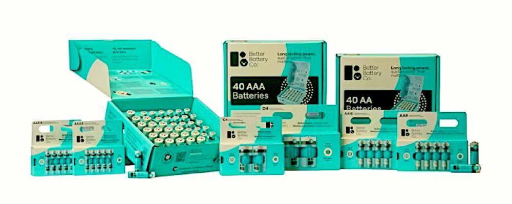När Better Battery Co. utökade sitt sortiment från stora batterikit till ett bredare utbud för detaljhandeln samlade bolaget sina omdesignade förpackningar kring ett karakteristiskt turkost designsystem som stärker synligheten i butikshyllorna, förbättrar enhetligheten mellan produkterna och hjälper konsumenter att snabbt hitta rätt batteristorlek och format. Foto: Better Battery Co.