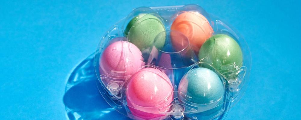 En stor del av förpackningsavfallet i Europa går till återvinning, men långt ifrån allt material återanvänds effektivt. Plast är särskilt problematiskt eftersom endast en begränsad andel återvinns till nya produkter, medan resten ofta förbränns eller deponeras. Foto: Southwell Minster