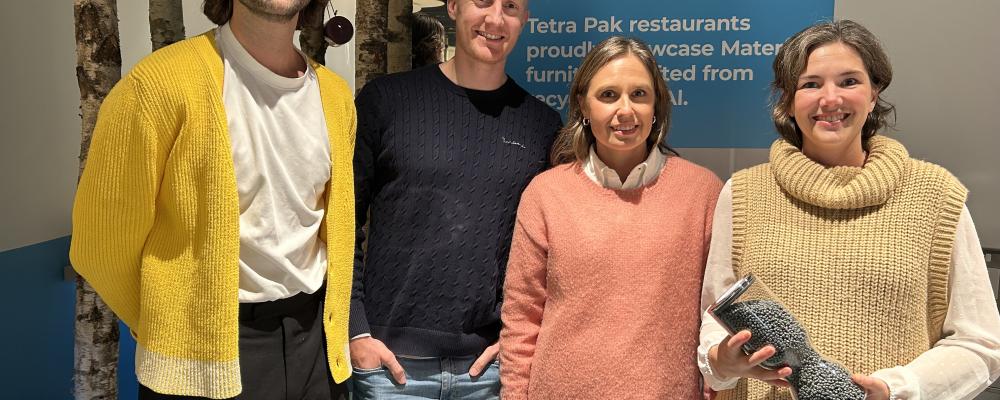 Fr.v. Petter Ekelund, Eirik Stensrud och Sara Georgsson från Artek Solutions tillsammans med Amanda Persson från Tetra Pak som håller i materialet PolyAl. Foto: Tetra Pak