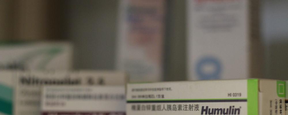 RFID är en av de snabbast växande teknikerna på marknaden för läkemedels- och kosmetikaförpackningar mot förfalskning. Tillväxten tillskrivs funktioner som spårbarhet på artikelnivå, verifiering i realtid och högkvalitativa data i komplexa leveranskedjor. Jämfört med streckkoder eller QR-koder kan RFID-taggar skannas utan att det krävs siktlinje och i bulk.