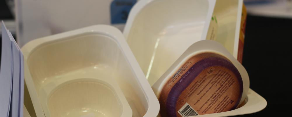 Förutom äggkartonger används formgjuten fibermassa ofta till engångsartiklar i livsmedelsbranschen där det ersätter plast.