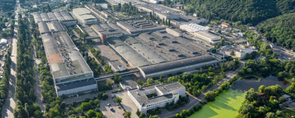 Nya 20-tons kranar från Konecranes installeras vid Kyiv Cardboard and Paper Mill för att hantera tyngre kartongrullar. Foto: Kyiv Cardboard and Paper Mill