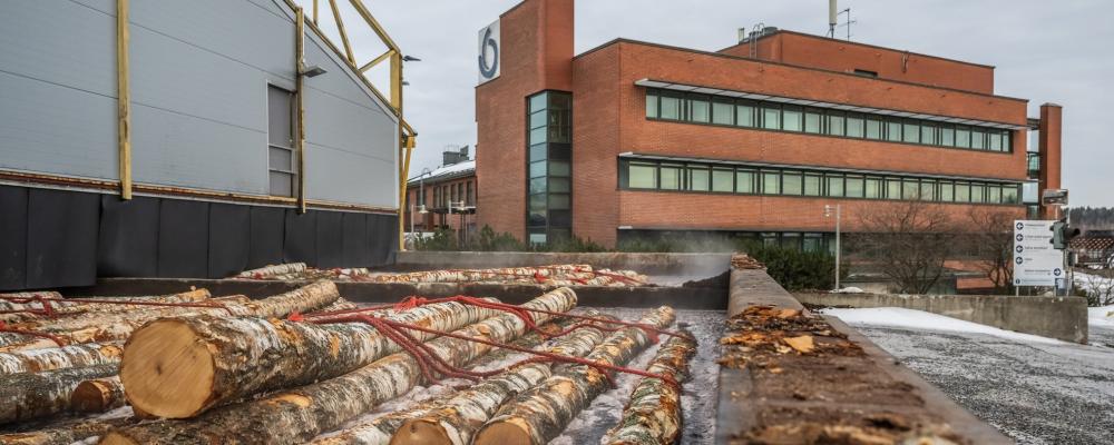 Det ser bättre ut för Finlands sågverkssektor just nu. Bilden visar Koskisens sågverk och huvudkontor i Finland. Foto: Koskisen Oyj