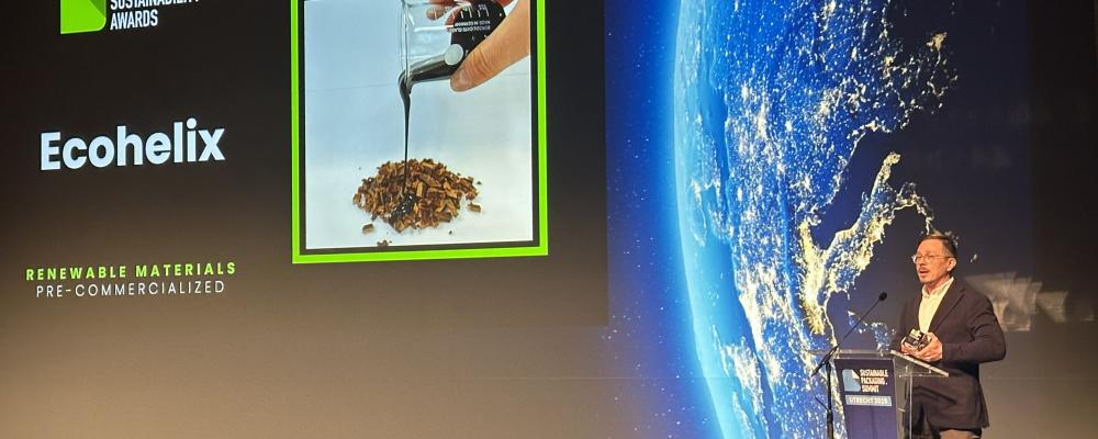 Petri Oinonen, VD och grundare av Ecohelix, tar emot priset. Foto: Ecohelix