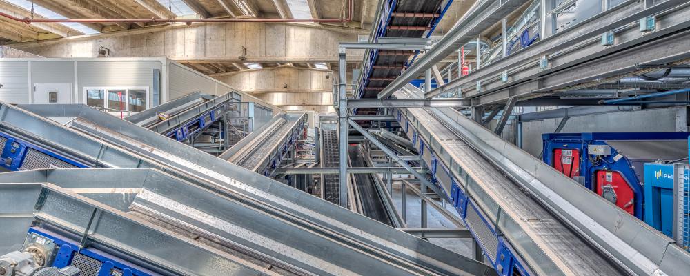 Den toppmoderna sorteringsanläggningen kan separera sex olika typer av pappersbaserat material i en enda sorteringslinje. Foto: DFCREATIO/Stadler