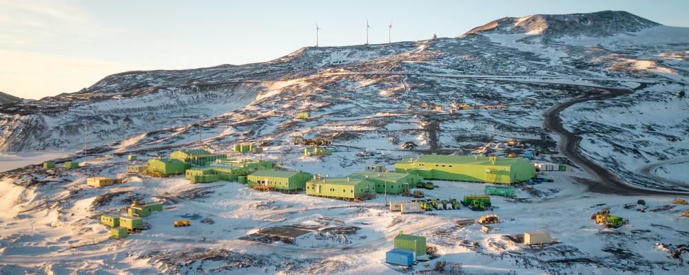 Numera sorterar personalen på Scott Base sina använda dryckeskartonger innan de samlas i särskilda behållare och transporteras vidare till Nya Zeeland. Foto: Anthony Powell