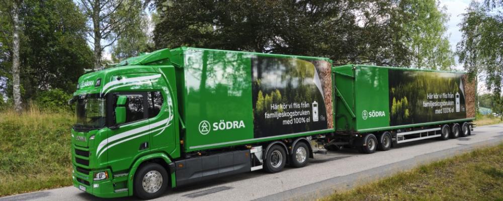 Den eldrivna flisbilen är en Scania 45R med en lastkapacitet på upp till 64 ton och en räckvidd på 25–30 mil per laddning. Foto: Södra
