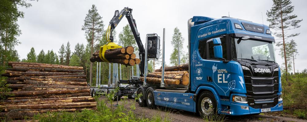 Sveaskog driftsätter ny eldriven rundvirkesbil med kran i skogarna mellan Närke och Värmland. Foto: Sveaskog
