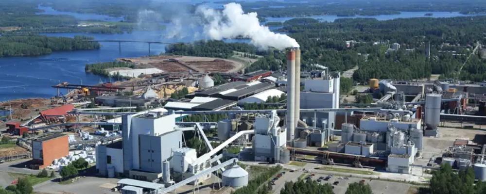 UPM:s Kaukas bruk i Finland. UPM:s resultat stärks av energiverksamheten, medan skogsindustrin fortsatt pressas. Foto: UPM