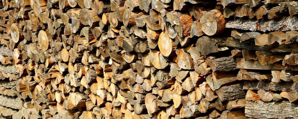 Den ökade träanvändningen drivs främst av industrin, där efterfrågan på träbaserade produkter fortsatt har stigit. Finland är en av Europas största exportörer av skogsprodukter, och sektorn har stor betydelse för landets ekonomi. Foto: Creative Commons Lic. Kredit: Vargazs