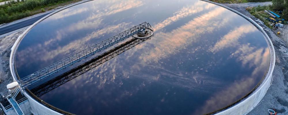 Alla typer av avloppsvatten behandlas vid Kemifabriken i ett flerstegsbiologiskt reningsverk som representerar avancerad teknik inom branschen. Reningen minskar effektivt organisk belastning och näringsämnen och ligger tydligt under EU:s BAT-slutsatser för bästa tillgängliga teknik. Foto: Metsä Group