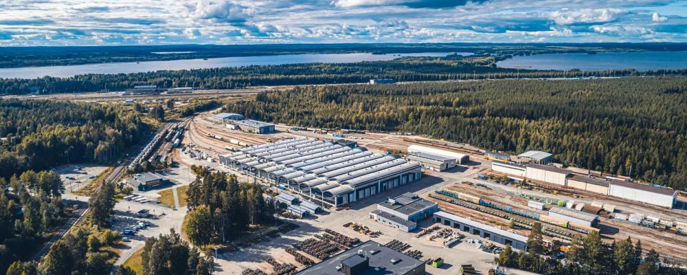 VR FleetCares serviceverkstad i finländska staden Pieksämäki med depån i bakgrunden.
Foto: Wikipedia Common Lic. Kredit: Taru Heinonen – eget verk