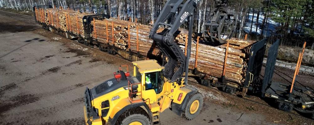 Verksamheten omfattar bland annat omlastning mellan lastbil och järnväg, maskinuthyrning samt drift av terminalytor för lagring av skrymmande material. Foto: Svensk FöretagsFörmedling