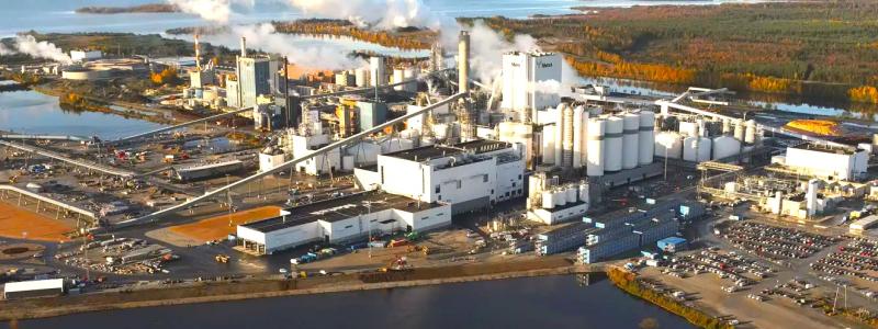 Metsä Groups bioproduktfabrik i finländska Kemi är den mest effektiva träförädlingsanläggningen på norra halvklotet, enligt företaget. Det är den största investeringen i den finska skogsindustrins historia, värd 2,02 miljarder euro. Den miljö-, energi- och materialeffektiva fabriken fungerar helt utan fossila bränslen. Foto: Metsä Group
