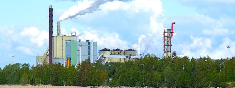 Stora Ensos massa- och pappersbruk i Veitsiluoto, Kemi, Finland. Foto: Wikipedia Common Lic. Kredit: Estormiz