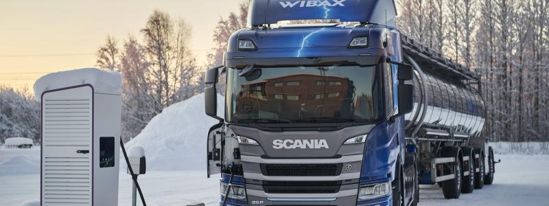 Wibax fordonsflotta består numera också av en ellastbil som klarar en totalvikt på 64 ton. Den går i trafik i Piteå med omnejd.