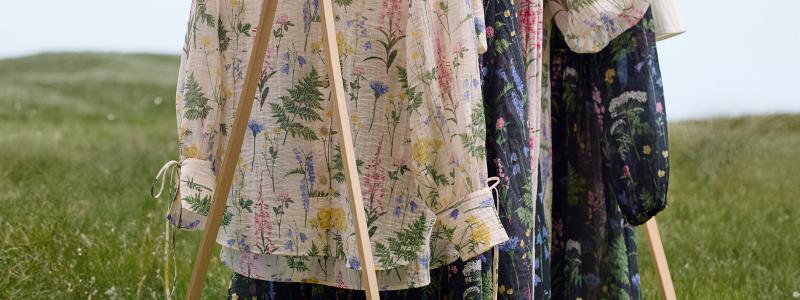 Kollektionen består av klänningar, toppar, byxor, shorts, kjolar, blusar och accessoarer med unika handritade blomstermönster. Foto: Södra