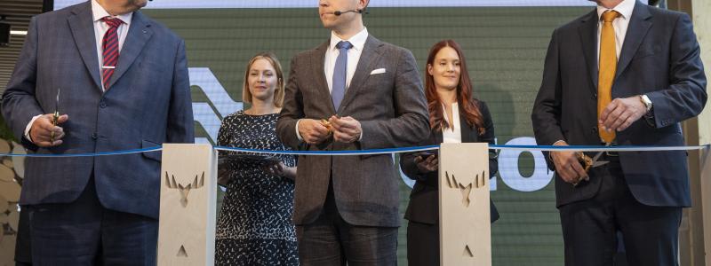 Demoanläggningen invigdes av Finlands vetenskaps- och kulturminister Petri Honkonen, Metsä Groups vd och koncernchef Ilkka Hämälä och Valmets vd Pasi Laine. Foto: Metsä