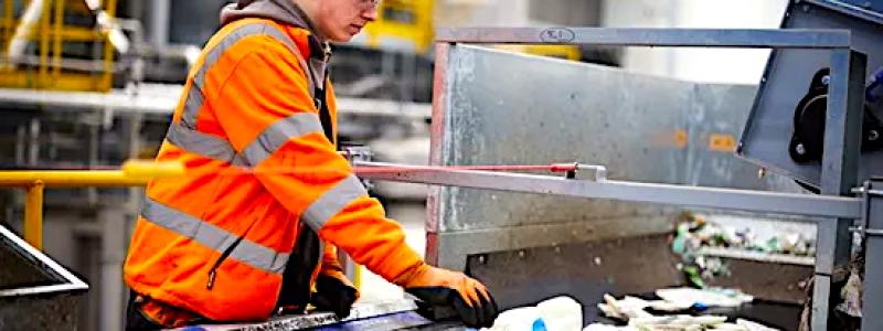 Återvinning av HDPE-mjölkflaskor vid Biffas anläggning i brittiska Redcar. Bolaget uppger att 10 miljarder flaskor har återvunnits sedan starten. Foto: Biffa