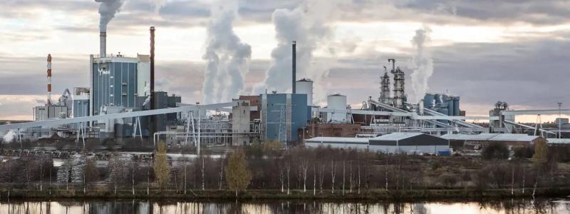 Metsä Boards Kemi-fabrik är världens ledande tillverkare av högkvalitativa vita kraftliners. Produkterna används som ytskikt i konsument- och butiksförpackningar av märkesvaror - såsom hushållsapparater och elektronik, drycker, livsmedel och frukt och grönsaker - samt hyllfärdiga wellpappförpackningar. Foto: Metsä Board