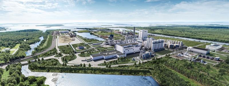 Den nya bioproduktfabriken i Kemi är världsledande inom material-, miljö- och energieffektivitet, och ses som den effektivaste träförädlingsanläggningen på norra halvklotet. Foto: Metsä Fibre