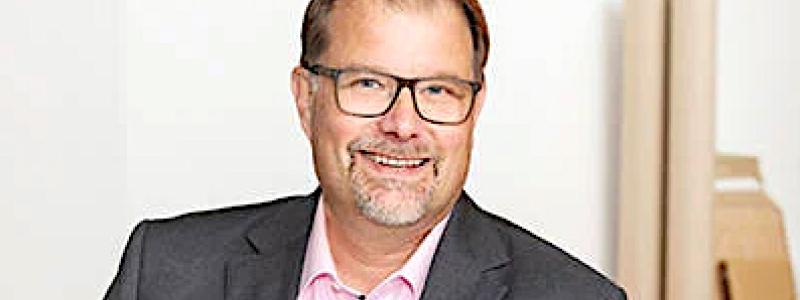 Ari Viinikkala, vd, DS Smith, Finland säger: Föreningen gör en betydelsefull insats för att hjälpa ukrainare. Genom att skänka kartonglådor som passar för transport kan DS Smith bidra med det vi kan bäst – förpackningar. Foto: DS Smith Finland