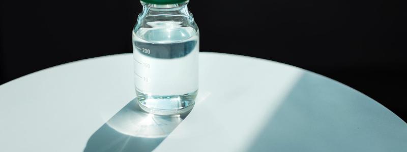 Det förnybara råmaterialet Neste RE består av rena kolväten som framställs av biobaserade råvaror. Det kan användas som en drop-in-lösning för att ersätta fossila råvaror vid produktion av polymerer och kemikalier. Foto: Neste

 