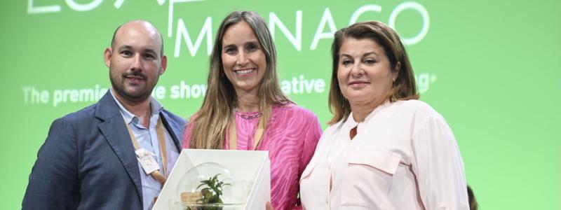 Arnaud Amouroux, vice vd för skönhet och hälsa på Amcor, och Lara Alemany, produktlinjechef för skönhet och hälsa, tar emot priset från Nadine Serfaty från Infinity Global vid Luxe Pack i Monaco. Foto: Amcor