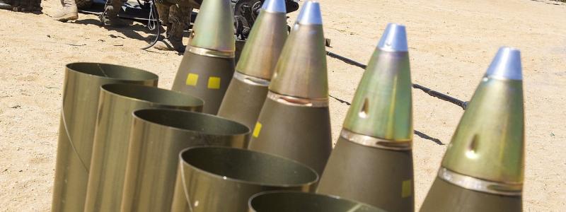 Halvfixerad ammunition för M119-haubitsen, med drivmedelshylsorna och projektilerna åtskilda. Foto: Wikipedia Common, kredit: Sgt. Mark Olsen -