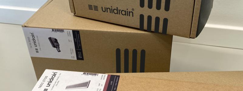 Unidrain ersätter sina förpackningar med nya i FSC-certifierad återvunnen wellpapp. Övergången till återvunnet material sker löpande i takt med att den nuvarande förpackningen förbrukas och Unidrain förväntar sig att större delen av sortimentet har ställts om före utgången av första halvåret 2026. Foto: Unidrain