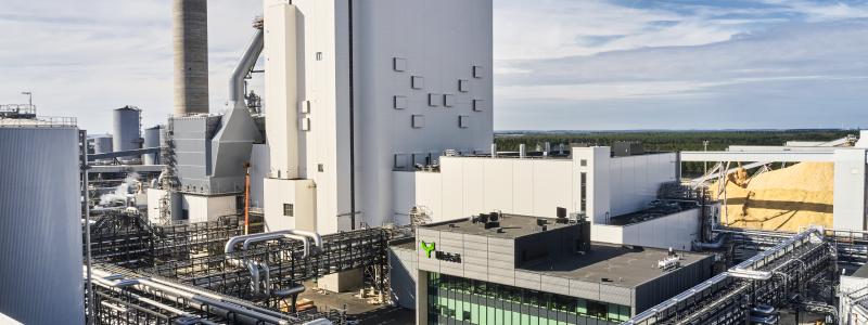 Hösten 2023 driftsattes Finlands och Metsä Groups största investering inom skogsindustrin, det nya bioproduktbruket och utbyggnaden av kartongbruket i Kemi.
Foto: Metsä Group