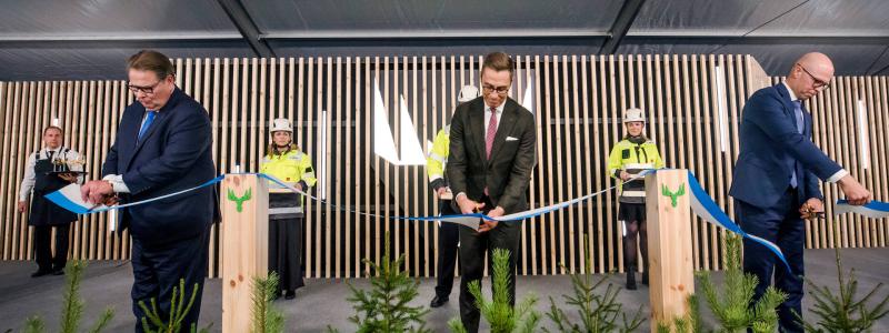 Bruket invigdes av Finlands president Alexander Stubb, styrelseordföranden för Metsäliitto Osuuskunta Jussi Linnaranta och Metsä Groups vd och koncernchef Ilkka Hämälä. Foto: Nina Susi/Metsä Group
