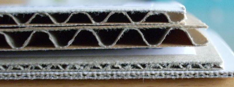 Wellpapp. Den polska marknaden för wellråvara har visat en stabil utveckling trots ekonomisk osäkerhet i Europa. Efterfrågan på förpackningsmaterial hålls uppe av e-handel, logistik och livsmedelsindustrin, vilket ger stöd åt pappersproducenterna. Foto: Wikipedia Common Lic. kredit: Pjetter