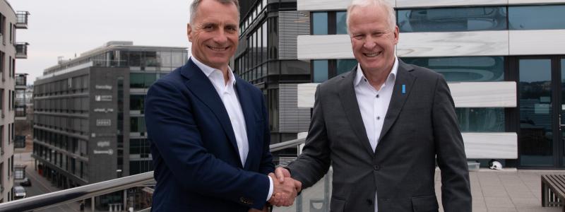 Elopaks vd Thomas Körmendi (t.v.) och Blue Ocean Closures vd Lars Sandberg. Foto: Blue Ocean Closures