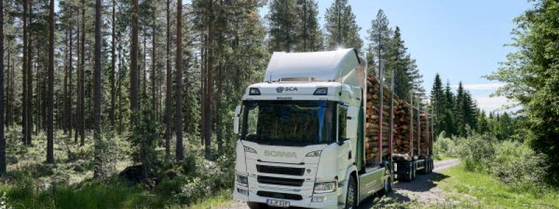 Foto: Robert Östholm, SCA, och Dan Boman med Copyright Scania CV AB