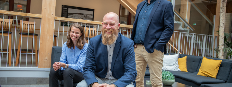 Från vänster: Malin Kullström, Innovation Lead på Sweco, Sverker Svärdby, grundare av Sleipner Robotics och Pelle Berglund, affärsutvecklare på BizMaker. Foto: BizMaker