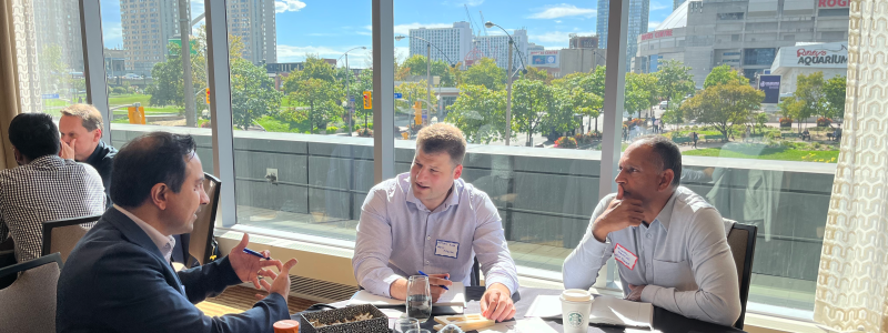 Svenska startupen Fibu pitchar för kanadensiska West Fraser under innovationsdagarna i Toronto. Foto: Paper Province