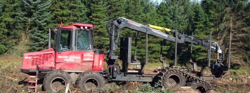 Skogsmaskin i arbete. Foto: Wikipedia Common, kredit: Peter McDermott