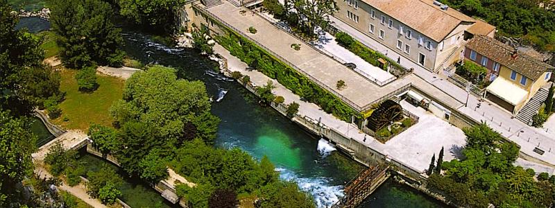 Flera pappersbruk i Frankrike har lagts ned sedan 2024, vilket påverkar både sysselsättning och regional industri. Bilden visar ett bruk i Vallis Clausa, som fortfarande producerar. Foto: Vallis Clausa