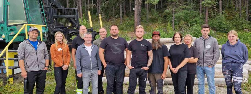 Gruppbild. Utbildningen omfattar 22 veckor med både teoretiska och praktiska moment, som exempelvis simulatorkörning och maskinkörning. Foto: Anna Bylund/SCA