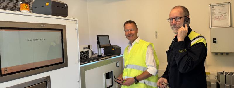 Bild från installationen hos Waggeryd Cell, t.v. Mantex vd Gustav Melin, tillsammans med Johan Krohn från Waggeryd Cell. Foto: Mantex