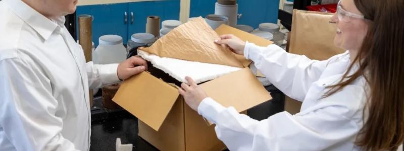 Henkels projekt med VTT syftar till att utveckla ett lätt, formbart och återvinningsbart skummaterial baserat på träfibrer. Foto: Henkel.