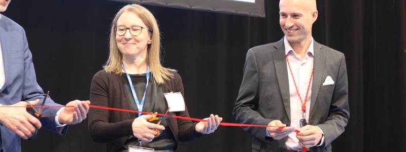 Bandklippning. Mässgeneralen Markus Bergström, t.h, klipper banden till PulpPaper 2022. Foto: Simon Matthis