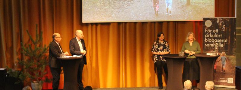 Finansiärer av skogsforskning frågades ut på seminariet av fr. v. Torgny Persson, Skogsindustrierna och t.h. Mikael Hannus, Stora Enso. Längst till höger, Anna Jöborn, Mistra, och Klara Helstad, Energimyndigheten. Foto: Simon Matthis