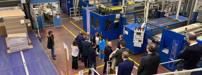 Italienska provinsregeringen Comos medlemmar på besök hos Zetacartons produktionsanläggning. Foto: Province of Como
