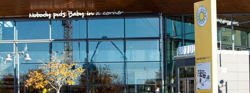 Karlstads universitet driver Pro2BE - Processer och Produkter för en cirkulär bioekonomi - som är en ledande forskningsmiljö inom skogsbaserad bioekonomi. Drygt 30 forskare och doktorander är inriktade på skogsindustriell forskning kopplat till cirkulär bioekonomi, och arbetar med olika forskningsprojekt.
Fotocred: Karlstads universitet