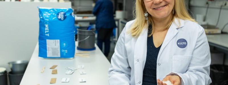 Produktchef Maija Kulla-Pelonen presenterar här ett smältlim med 97 procent biobaserat innehåll. Limmet har utvecklats för återvinningsmaterial och förpackningar som måste klara kyl- och frystransporter. Foto: Kiilto