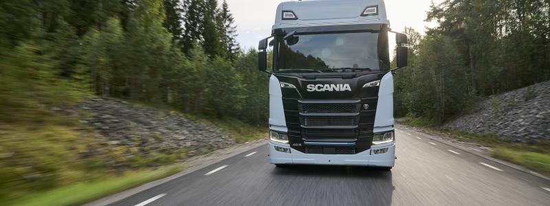 En majoritet av Södras interna truckflotta har ersatts med nästa generations eltruckar. Mellan 2025 och 2027 testar koncernen en eldriven flislastbil i syfte att skapa en plan för en storskalig elektrifiering av koncernens fordonsflotta.
Foto: Södra
