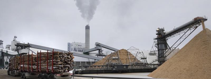 Finländsk skogsindustri och forskningsinstitut ser möjligheter att göra affärer av koldioxidutsläpp från massa- och bioenergianläggningar. Foto: Metsäteollisuusliitto. Kredit: Luke.