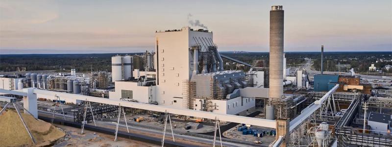 Anläggningen, belägen endast några kilometer från stadskärnan, har väckt både förvåning och diskussion bland Kemis invånare. Foto: Metsä Group